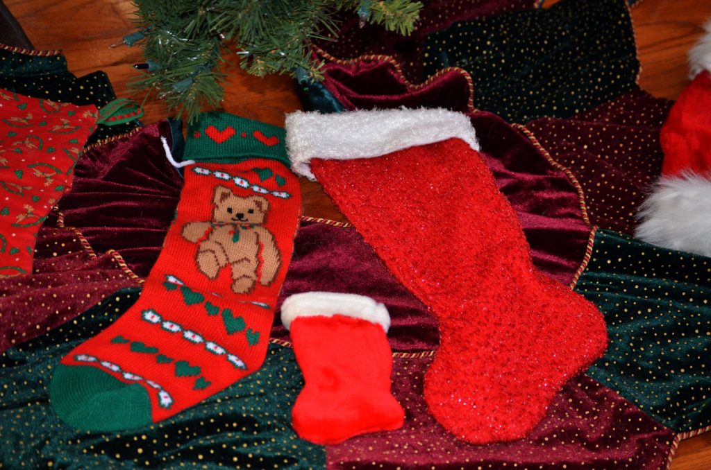 プレゼントを入れるためのクリスマスの靴下を作る方法